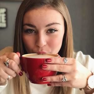 Meet your Posher, Larissa